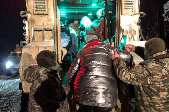 Бійці Національної гвардії рятують постраждалих від негоди на Одещині (фото)