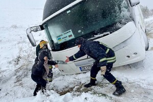 Транспорт у сніговій пастці, знеструмлено міста та села: наслідки негоди