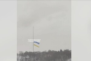 Негода пошкодила найбільший прапор країни у Києві (відео)
