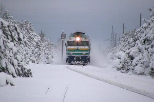 «Укрзалізниця» попередила про затримки низки потягів через негоду