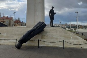 У Севастополі шторм повалив пам'ятник, який особисто відкривав Путін (фото)