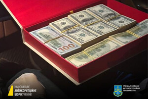 Водій Лабазюка передав Мустафі Найєму китайську шкатулку зі $150 тис.
