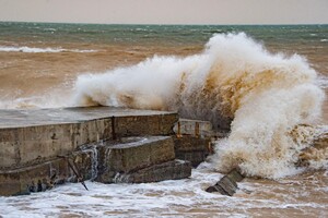 Шторм в Азовському морі затопив місця базування окупантів
