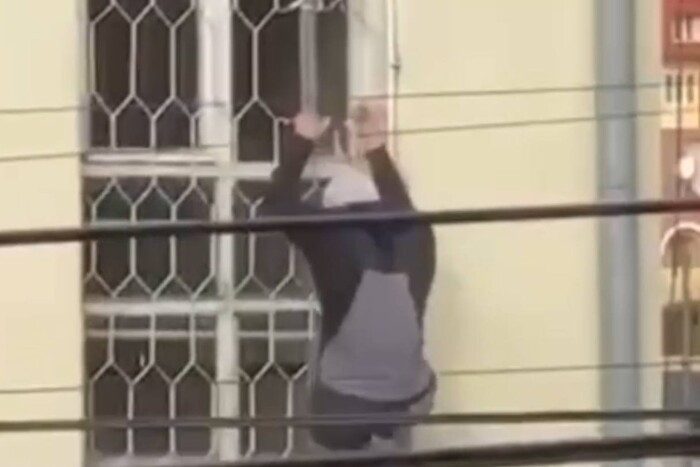 У Мукачеві чоловік втік із будівлі ТЦК через вікно на другому поверсі (відео)
