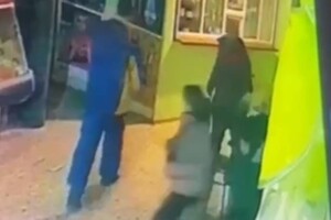 На Харківщині чоловік облив компанію підлітків бензином та підпалив (відео)