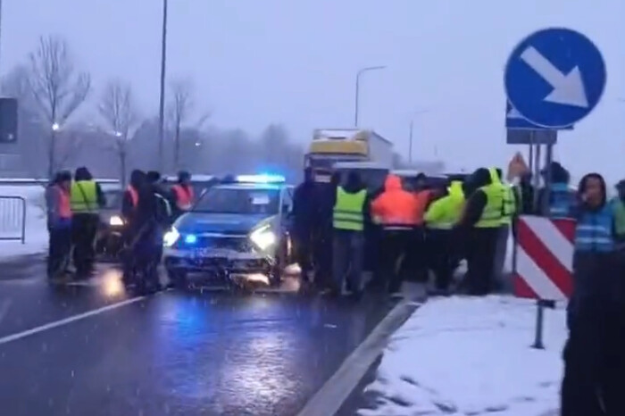 Українські водії перекрили дороги в польських містах у відповідь на блокаду кордону