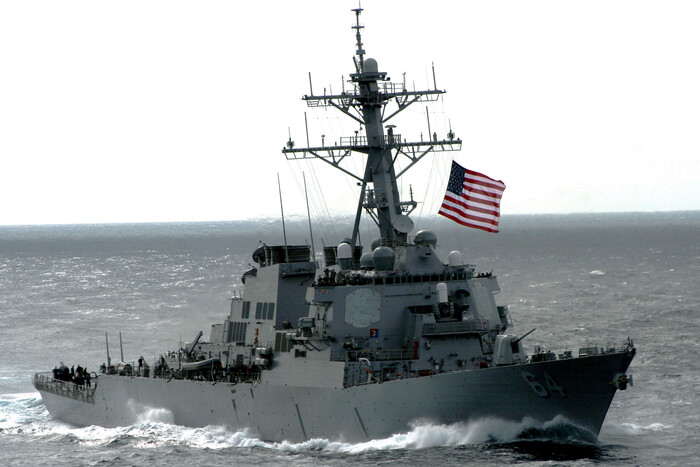 Американський корабель збив невідомий безпілотник у Червоному морі