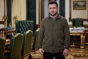 Фліска Зеленського, мапа Буданова, футболка Роналду: як речі знаменитостей допомагають Україні