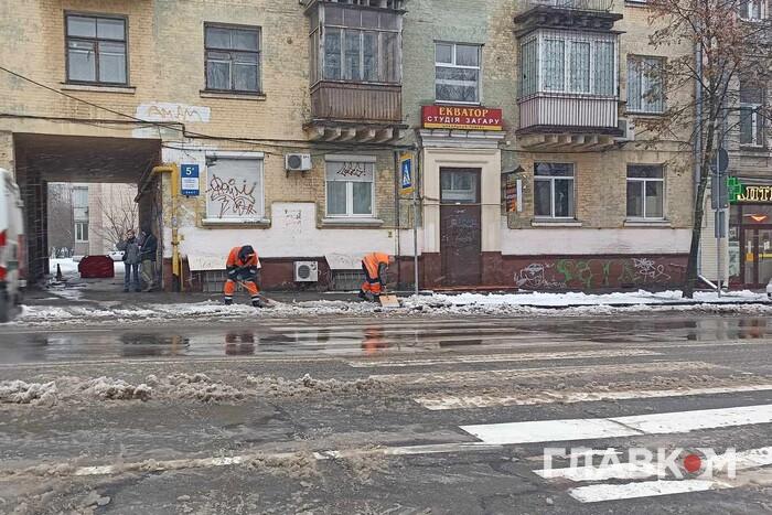Синоптики попереджають про слизькі дороги: в Україні оголошено І рівень небезпеки 