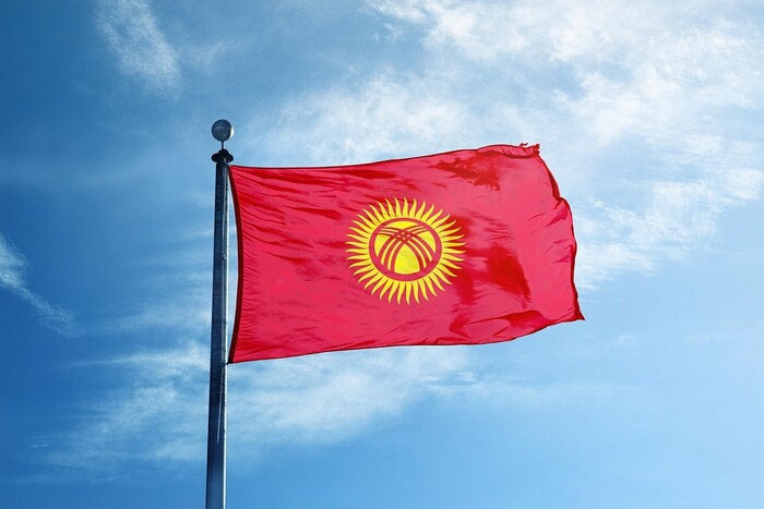 Влада Киргизстану змінює прапор країни, щоби він більше не асоціювався з бідністю