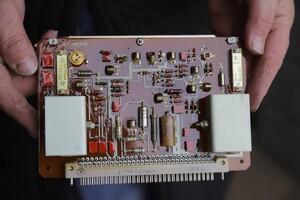 Мікросхеми із золотом та сріблом на 65 млн грн: ДБР взялося за військову частину на Житомирщині