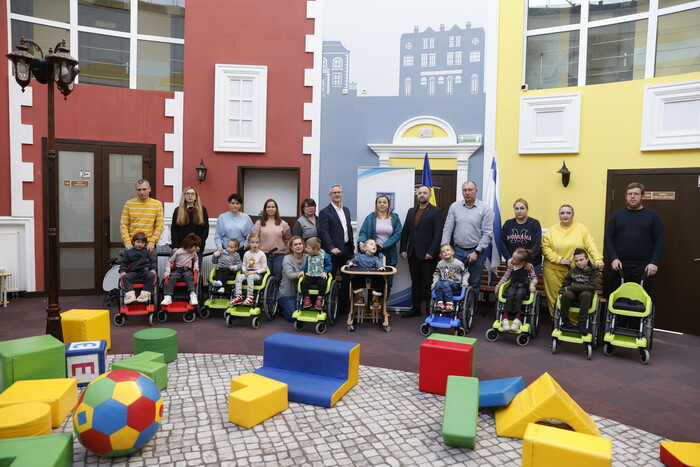 Посольство Ізраїлю передало Києву 30 активних крісел колісних для дітей з інвалідністю
