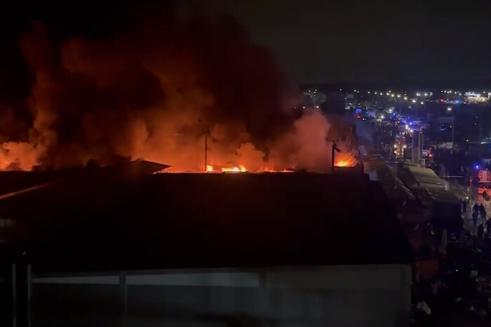 На найбільшому ринку в Ростові спалахнула пожежа