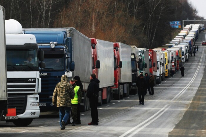 У черзі понад 2 тис. вантажівок: що відбувається на кордоні з Польщею