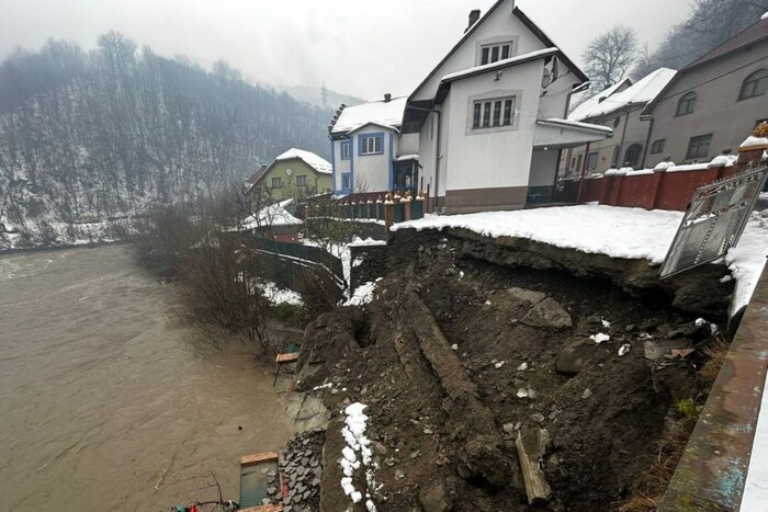 Вода у річках Закарпаття вийшла з берегів: підтоплено дороги та будинки 