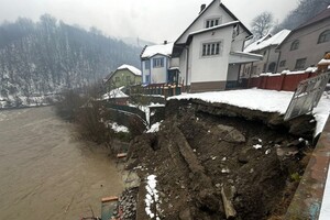 Вода у річках Закарпаття вийшла з берегів: підтоплено дороги та будинки 