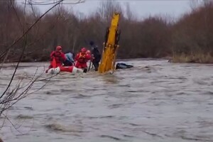 На Франківщині рятувальники витягли двох людей із трактора, який впав у річку