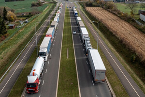 Державні служби посилять перевірку вантажівок на польсько-українському кордоні