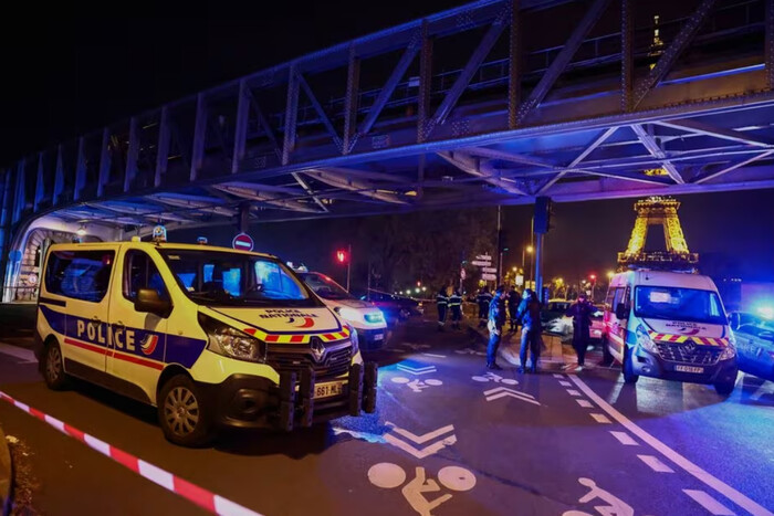 Угорщина відреагувала на заборону виїзду Порошенка, напад у Франції: головне за ніч