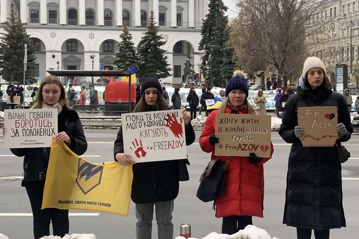 «Поки ти мовчиш, мого коханого катують»: на Майдані у Києві зібралися родичі полонених захисників