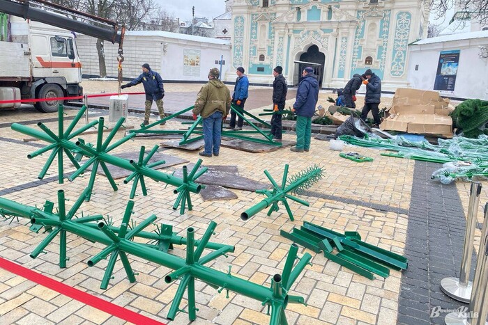 На Софійській площі почався монтаж головної ялинки країни (фото)