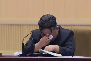 Кім Чен Ин заплакав під час виступу (відео)