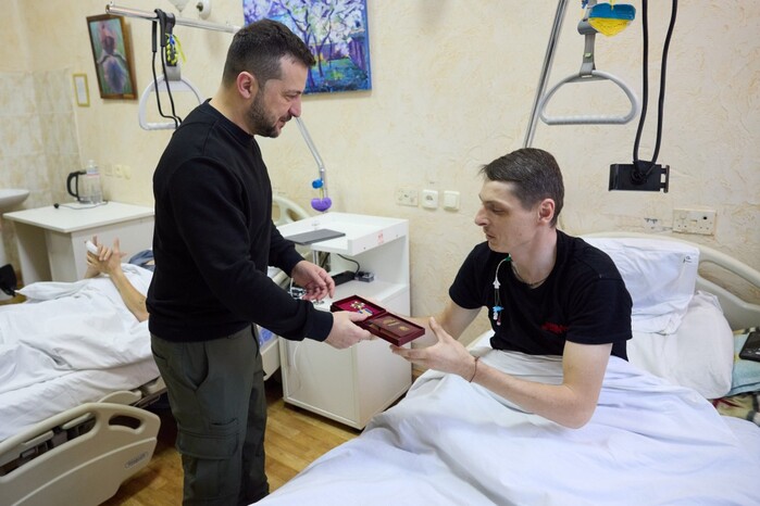 Зеленський відвідав у госпіталі українських захисників (фото)