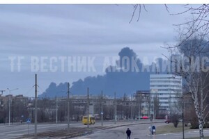 У Донецьку пролунали вибухи, місто накриває чорний дим (відео) 