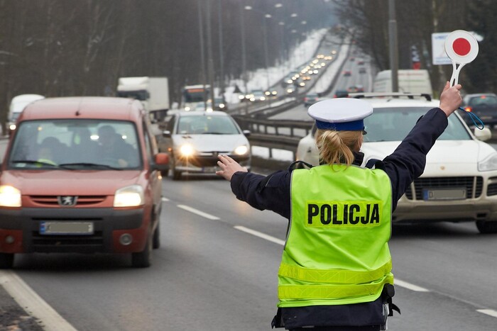 За що водіїв можуть оштрафувати у Польщі взимку: порушення та суми