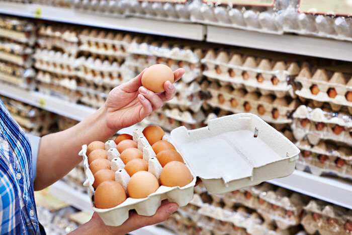 Росіяни бідкаються через стрімке зростання цін на яйця та курку