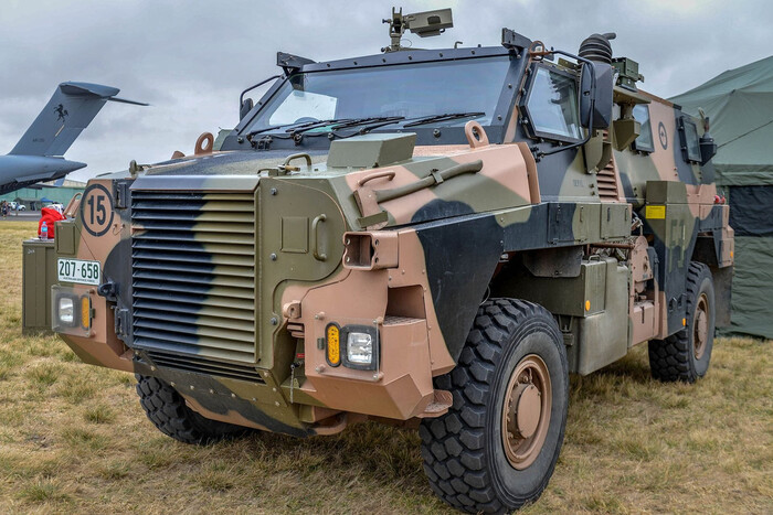 Австралія направила Україні нову партію бронемашин Bushmaster
