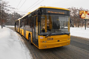 На тимчасовому автобусному маршруті «Кібернетичний центр – ст. м. «Теремки» – ст. м. «Либідська». На ньому працюватиме 60 автобусів з інтервалом руху 1 хв