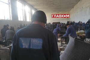 Робочий день полонених триває вісім годин, де вони куховарять, плетуть меблі, склеюють пакети, проводять зварювальні роботи, пораються на городі тощо