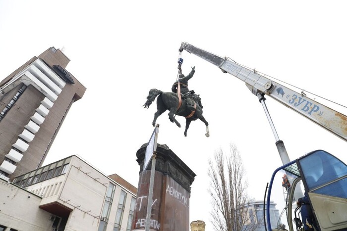 У Києві завершився демонтаж пам’ятника Щорсу (фото)
