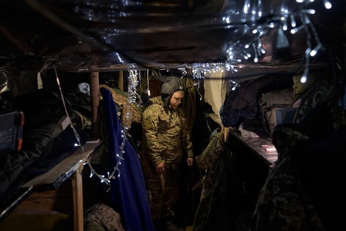 Українські воїни прикрасили бліндаж гірляндами: неймовірні фото