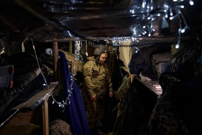 Украинские воины украсили блиндаж гирляндами: невероятные фотографии