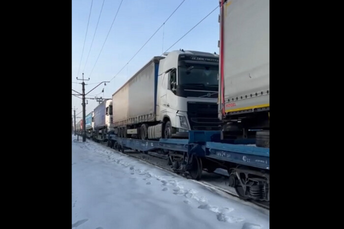 Перша партія українських вантажівок залізницею прибула до Польщі 