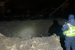 У Києві на місці падіння уламків ракет працюють слідчі