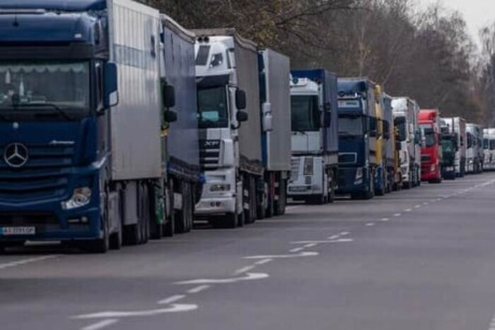 Словаччина блокує кордон із Україною: скільки вантажівок стоїть у черзі