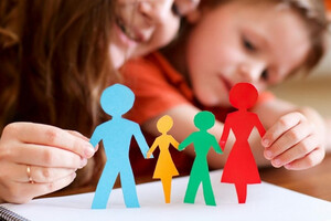 Министерство соцполитики рассказало, какую помощь выплачивают при усыновлении ребенка