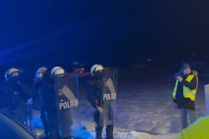 Польська поліція прибула на заблокований пункт пропуску на Ягодин