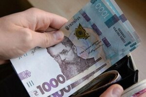 Бюджетникам в Україні у 2024 році двічі підвищать зарплати: дати та суми