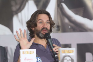 Бегбедер отримав світову славу завдяки його книгам «Кохання живе три роки», «99 франків», «Вікна у світ», «Французький роман»