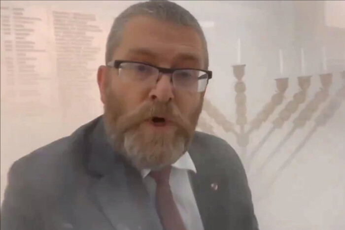 Депутат польського Сейму загасив вогнегасником ханукальні свічки (відео)