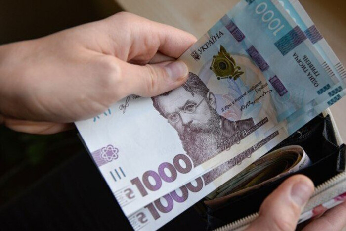 Бюджетникам в Украине в 2024 году дважды повысят зарплаты: даты и суммы