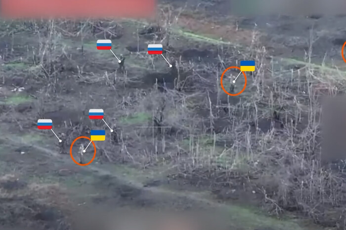Російські солдати прикриваються полоненими бійцями ЗСУ на полі бою (відео)