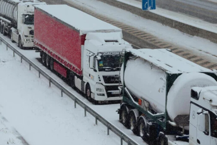 Пропуск вантажівок на словацькому кордоні частково поновлено
