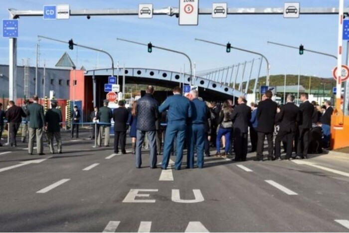 Рух вантажівок на кордоні зі Словаччиною поступово розблоковується