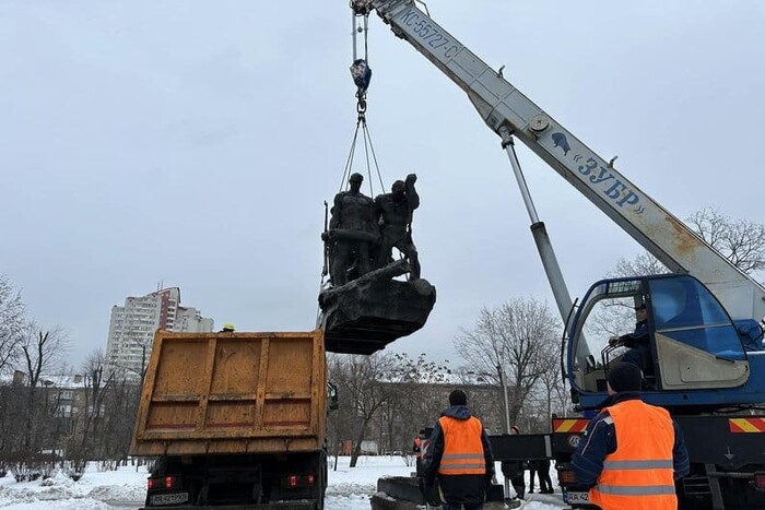 Київ звільнено від бронепоїзда: комунальники демонтували пам’ятник «Таращанець»