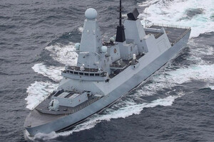 Британский эсминец отразил атаку на торговое судно в Красном море